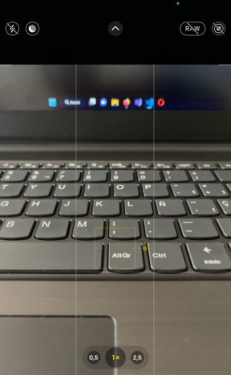 Cámara enfocando cerca en un teclado