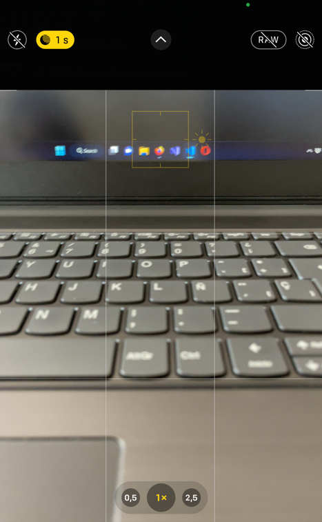 Cámara enfocando lejos en un teclado